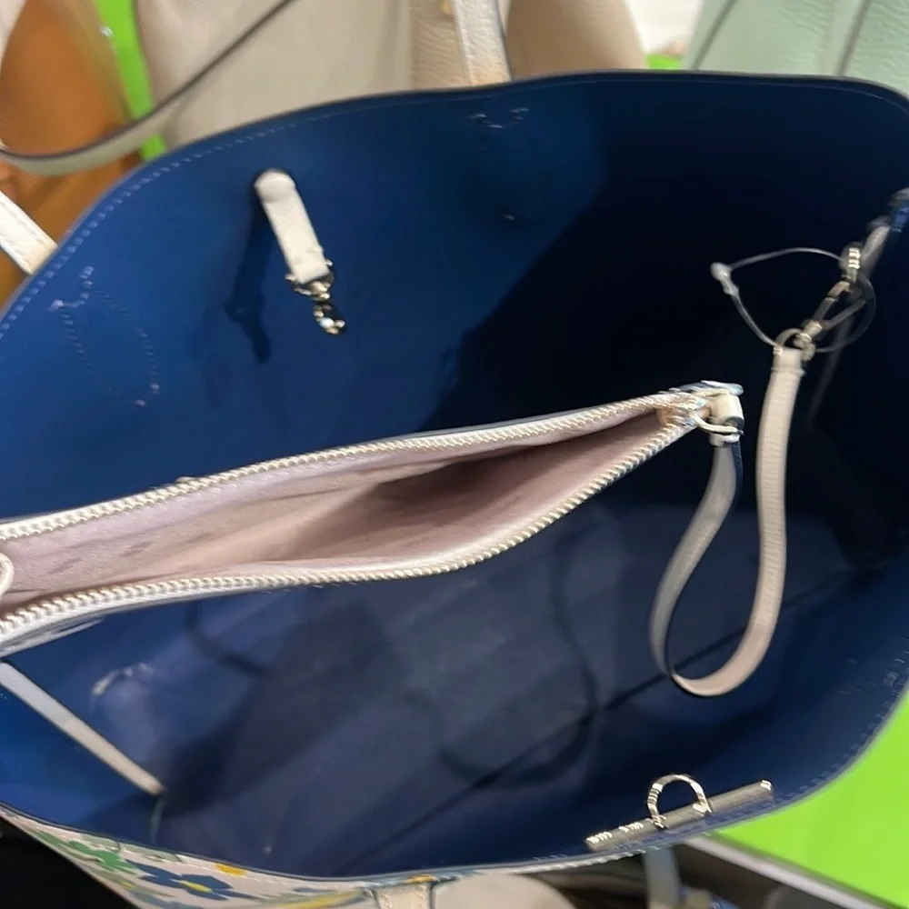 Kate Spade All Day Floral Medley Large Tote

COLOR:
Parchment Multi - Picture 10 of 16